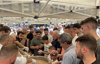 Sakarya’da Cuma namazı sonrası vatandaşa aşure...