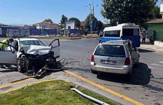 Sakarya’da kavşakta iki otomobil çarpıştı:...