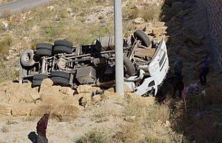 Saman balyası yüklü kamyon uçuruma yuvarlandı:...