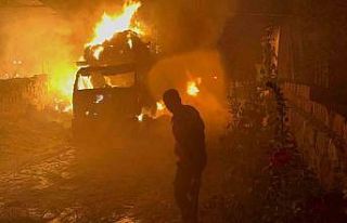 Saman yüklü kamyon alev alev yandı