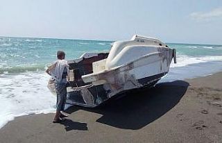 Samandağ sahilinde tekne karaya vurdu, terk edilmiş...