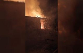 Samanlık yangını geceyi aydınlattı