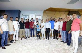 Şampiyonluk kupasını Başkan Sandal’a getirdiler