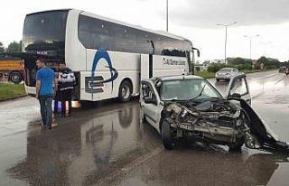 Samsun’da otomobil otobüse çarptı: 3 yaralı