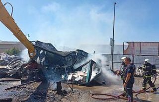 Sanayi sitesinde çıkan yangında hurda malzemeler...