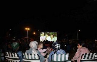 Sandalyesini minderini kapan bu etkinliğe koştu