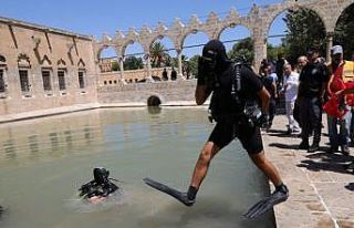 Şanlıurfa’da dalgıç polisler Balıklıgöl’ü...