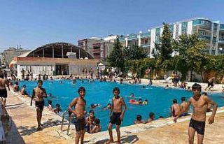 Şanlıurfa’da sıcak hava bunaltı vatandaşlar...