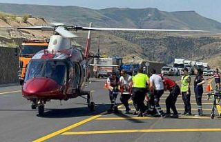 Sarıkamış’taki otobüs kazasına ambulans helikopter...