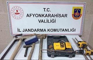 Şarjlı vidalama ile define arayan 3 kişiyi jandarma...