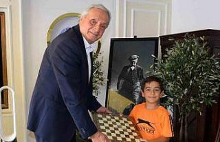 Satranç meraklısı minik Eymen’e süprüz hediye