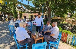 Şehidin kanı yerde kalmadı, başkan kasa kasa lokum...
