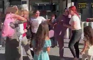 Şehir merkezinde kadınlar saç baş kavga etti