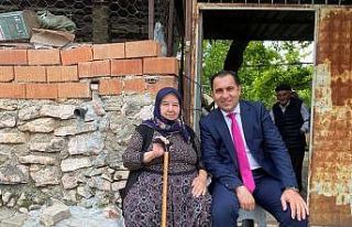 Şehit ailelerini ziyaret etti