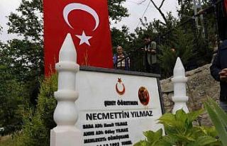 Şehit öğretmen Necmettin Yılmaz kabri başında...