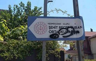 Şehit yön tabelası üzerine sprey boya ile boyadılar