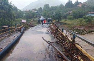 Sel felaketinde 18 ev tahliye edildi, köprünün...
