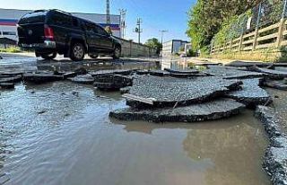 Sel suları asfaltı yerinden söktü