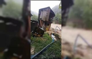 Sel sularına kapıldı, ahır böyle yıkıldı