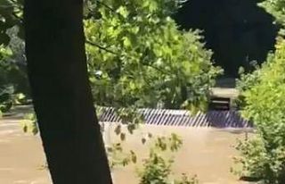 Sel sularında sürüklenen yapı suya gömüldü