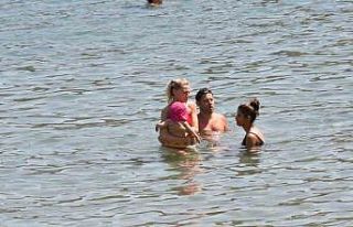 Seray Sever çocuklarıyla denizde doyasıya eğlendi