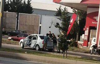 Servis otobüsü ile otomobil çarpıştı, 1 kişi...