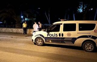 Sevdiği kızla gördüğü genci silahla ağır yaraladı