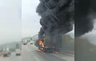 Seyir halindeki kamyonet alev alev yandı