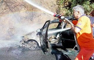 Seyir halindeki otomobil alev alev yandı