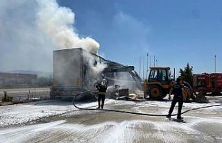 Seyir halindeki tırın lastikleri alev aldı