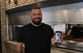 Sıcağı anlatmak için güneşte kebap pişirdi,...