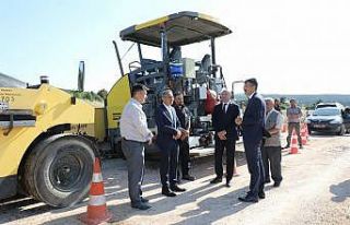 Sıcak asfalt çalışmalarını inceledi