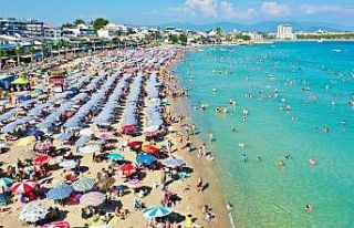 Sıcak havadan bunalan tatilciler soluğu deniz kenarında...