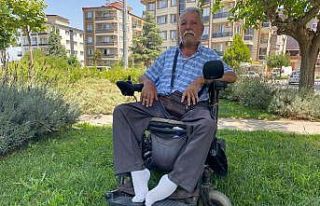 Sıcak havadan etkilenen engelli vatandaş ağaç...