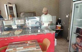 Sıcaktan bunalan çocuk buzdolabında serinledi