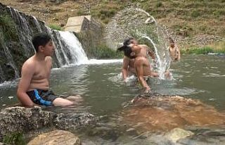 Sıcaktan bunalan çocuklar çareyi çayda serinlemekte...
