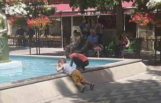 Sıcaktan bunalan çocuklar çareyi süs havuzunda...