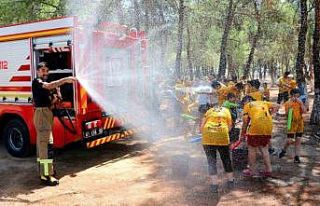 Sıcaktan bunalan çocuklar itfaiye erleri ile su...