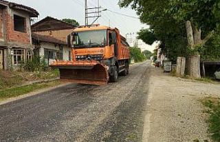 Sıcaktan eriyen asfalta karayolları ekiplerince...