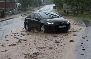 Şiddetli bastıran yağmur sebebiyle yollar çamur...
