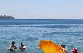 Şiddetli rüzgar dünyaca ünlü sahilde tatilcilere...