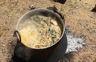 Şifa deposu geleneksel dut pekmezi yapımı sürüyor