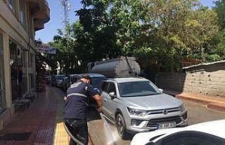 Siirt Belediyesi kirlenen caddeleri yıkamaya devam...