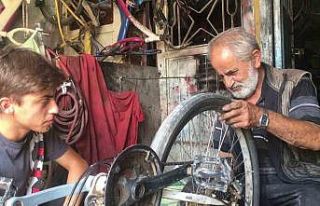 Siirt’te 65 yaşındaki usta 40 yıldır bisiklet...