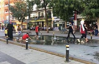 Siirt’te sıcaktan bunalan çocuklar fıskiyelerle...