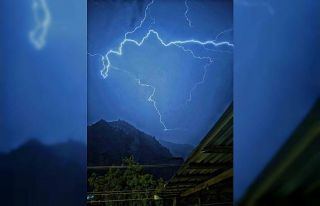 Şimşekler geceyi aydınlattı