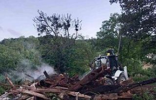 Sinop’ta ahşap ev yanarak kül oldu