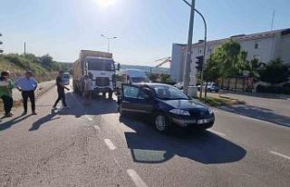 Sinop’ta kamyon kırmızı ışıkta otomobile çarptı:...