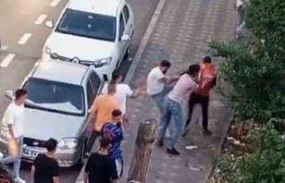 Sipariş yetiştirmeye çalışan kurye sokak ortasında...