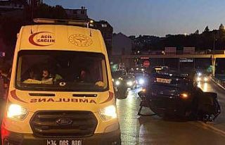 Şişli’de bariyere çarpan araç takla atıp ters...